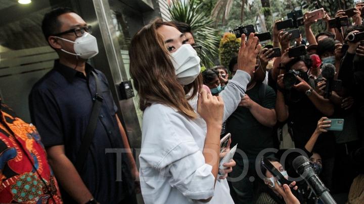 Penyanyi Gisella Anastasia (Gisel) menjawab pertanyaan awak media usai memenuhi panggilan pihak kepolisian terkait kasus penyebaran video syur mirip dirinya di Mapolda Metro Jaya, Jakarta, Selasa, 17 November 2020. TEMPO/Hilman Fathurrahman W
