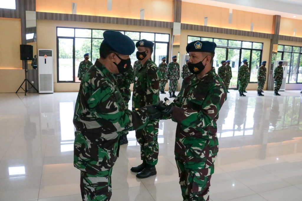 Penyerahan tongkat Komando oleh Pangkoopsau I Marda TNI Ir. Tri Bowo Budi Santosa. M.M., M. Tr (Han) kepada Letkol Pnb Iwan Setiawan.