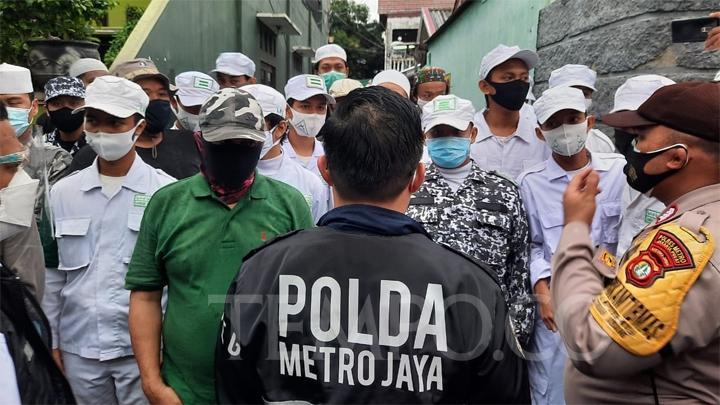 Polisi mendatangi rumah Rizieq Shihab di Petamburan, Jakarta Pusat untuk mengantarkan surat panggilan klarifikasi kasus kerumunan, Ahad, 29 November 2020. TEMPO/M Yusuf Manurung