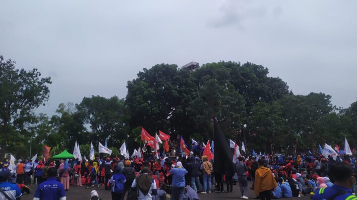 Ribuan buruh dari berbagai elemen organisasi pekerja di Batam berunjuk rasa di Stadion Tumenggug Abdul Jamal, Senin (6/12/2021).