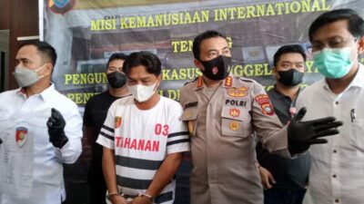 Acing (diborgol, kiri) dihadirkan Polda Kepri dalam konferensi pers, Senin (3/1/2022). Foto: Terasbatam.id