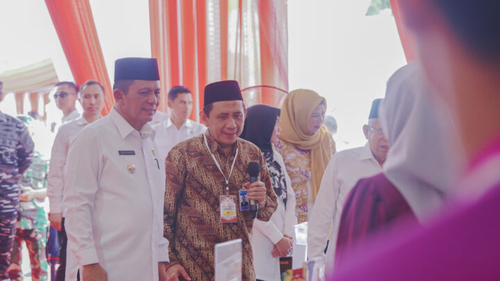 Gubernur Provinsi Kepri Ansar Ahmad (kiri) bersama Wakil Ketua TPID Kepri yang juga Kepala BI Perwakilan Provinsi Kepri Suryono.