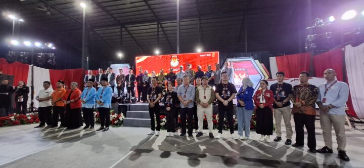 Hendra Asman (nomor empat dari kanan) saat mendampingi Li Claudia Chandra (nomor 7 dari kanan) politisi Partai Gerindra yang juga Calon Wakil Walikota Batam di salah satu acara.